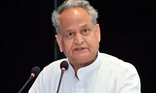 पीएम मोदी के राजस्थान दौर पर पर अशोक गहलोत ने उठाया सवाल, कहा- अधिकारी केवल प्रधानमंत्री की यात्रा को सफल दिखाने में लगे