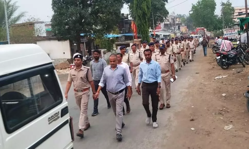 केवलारी नगरीय क्षेत्र में पुलिस ने निकाला फ्लैग मार्च केवलारी नगरीय क्षेत्र में पुलिस ने निकाला फ्लैग मार्च
