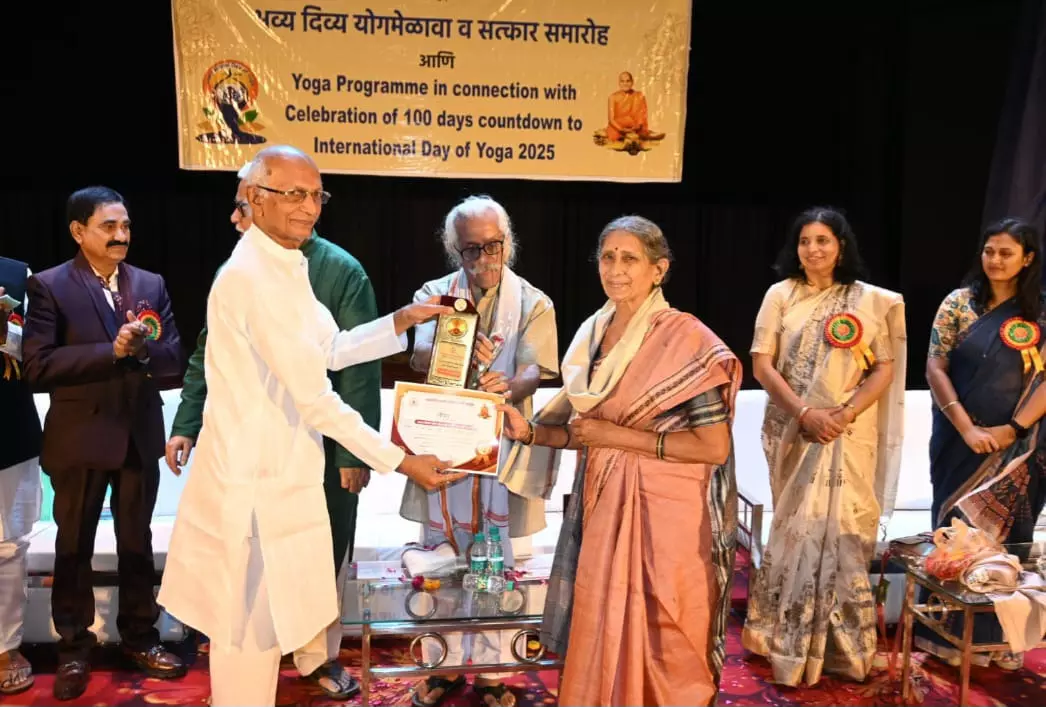 नागपुर में हुए योग सम्मेलन में शिक्षकों को किया गया सम्मानित नागपुर में हुए योग सम्मेलन में शिक्षकों को किया गया सम्मानित