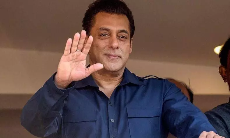 सलमान खान के घर जबरदस्ती घुस रहे शख्स को किया गिरफ्तार, पुलिस ने किया मामला दर्ज, पूछताछ जारी सलमान खान के घर जबरदस्ती घुस रहे शख्स को किया गिरफ्तार, पुलिस ने किया मामला दर्ज, पूछताछ जारी