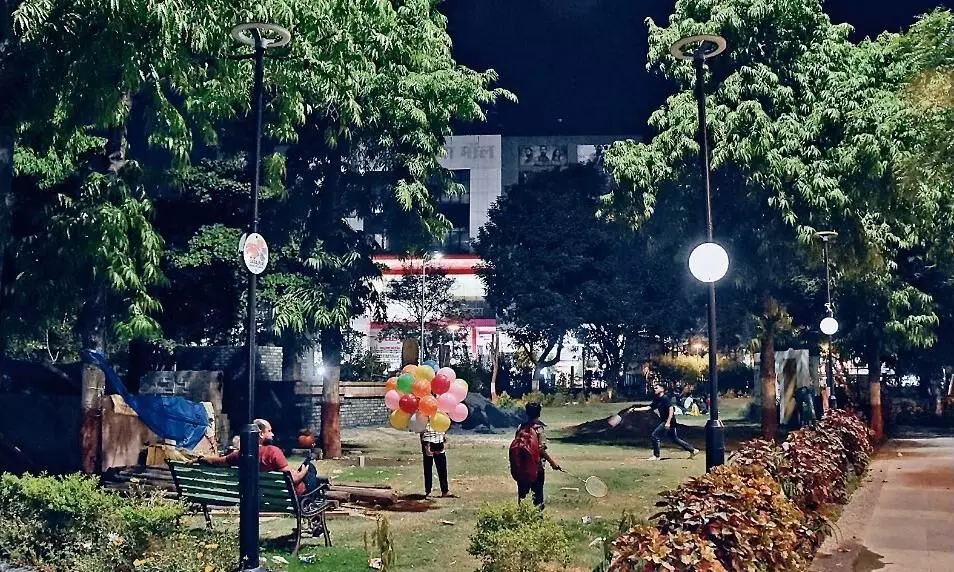 पार्क में उमड़ रही बच्चों की भीड़, सुविधाएं पूरी तरह नदारद पार्क में उमड़ रही बच्चों की भीड़, सुविधाएं पूरी तरह नदारद