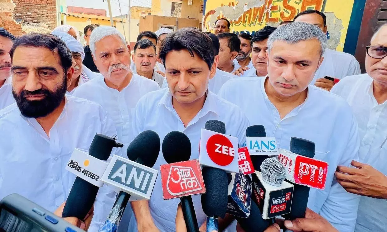 शहीद मनोज फोगाट को कांग्रेस नेता दीपेंद्र हुड्डा ने दी श्रद्धांजलि, परिवार को बंधाया ढांढस शहीद मनोज फोगाट को कांग्रेस नेता दीपेंद्र हुड्डा ने दी श्रद्धांजलि, परिवार को बंधाया ढांढस