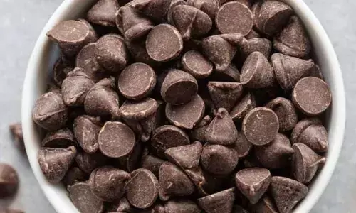 न खर्चा न घंटो की मेहनत, सिर्फ 5 Min में बनाएं टेस्टी चॉकलेट चिप्स, घर का बना केक भी दिखेगा बाजार जैसा