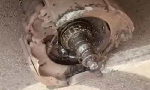 जोखिम भरा सफर: चलती बस का चक्का निकला, बाल-बाल बचे 70 यात्री जोखिम भरा सफर: चलती बस का चक्का निकला, बाल-बाल बचे 70 यात्री