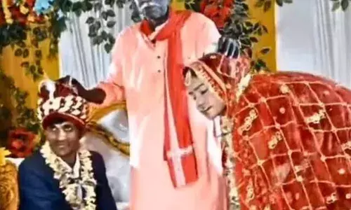दूल्हा-दुल्हन को आशीर्वाद देने के लिए एक्साइटेड हुए चाचा जी! खुशी के मारे नहीं रोक पाए अपना डांस, लोगों को देखकर आई हंसी