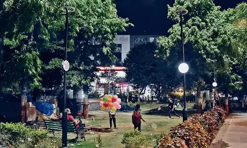 पार्क में उमड़ रही बच्चों की भीड़, सुविधाएं पूरी तरह नदारद