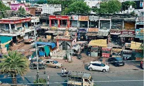 अधारताल मार्केट की पार्किंग में सज गई चौपाटी जगह-जगह कब्जे, सड़क पर खड़े हो रहे वाहन