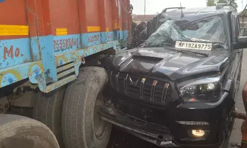 रेलवे माल गोदाम के पास खड़े ट्रक से भिड़ी तेज रफ्तार स्कॉर्पियो, युवक घायल