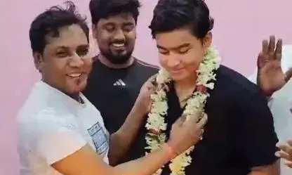 टूर्नामेंट में धमाल मचाने के बाद सूर्यवंशी का घर पर हुआ धमकेदार स्वागत, केक काटने से लेकर वेलकम बैक होम बैनर लेकर खड़े थे लोग टूर्नामेंट में धमाल मचाने के बाद सूर्यवंशी का घर पर हुआ धमकेदार स्वागत, केक काटने से लेकर वेलकम बैक होम बैनर लेकर खड़े थे लोग