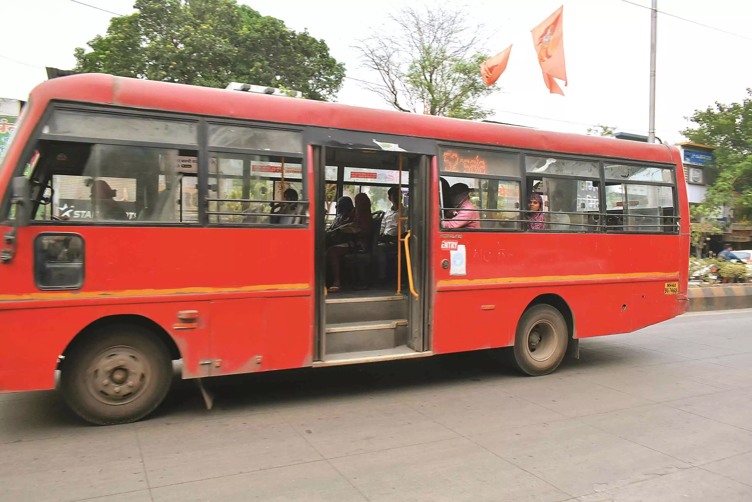 खुले दरवाजों के साथ नागपुर शहर में दौड़ रहीं है सिटी बसें खुले दरवाजों के साथ नागपुर शहर में दौड़ रहीं है सिटी बसें