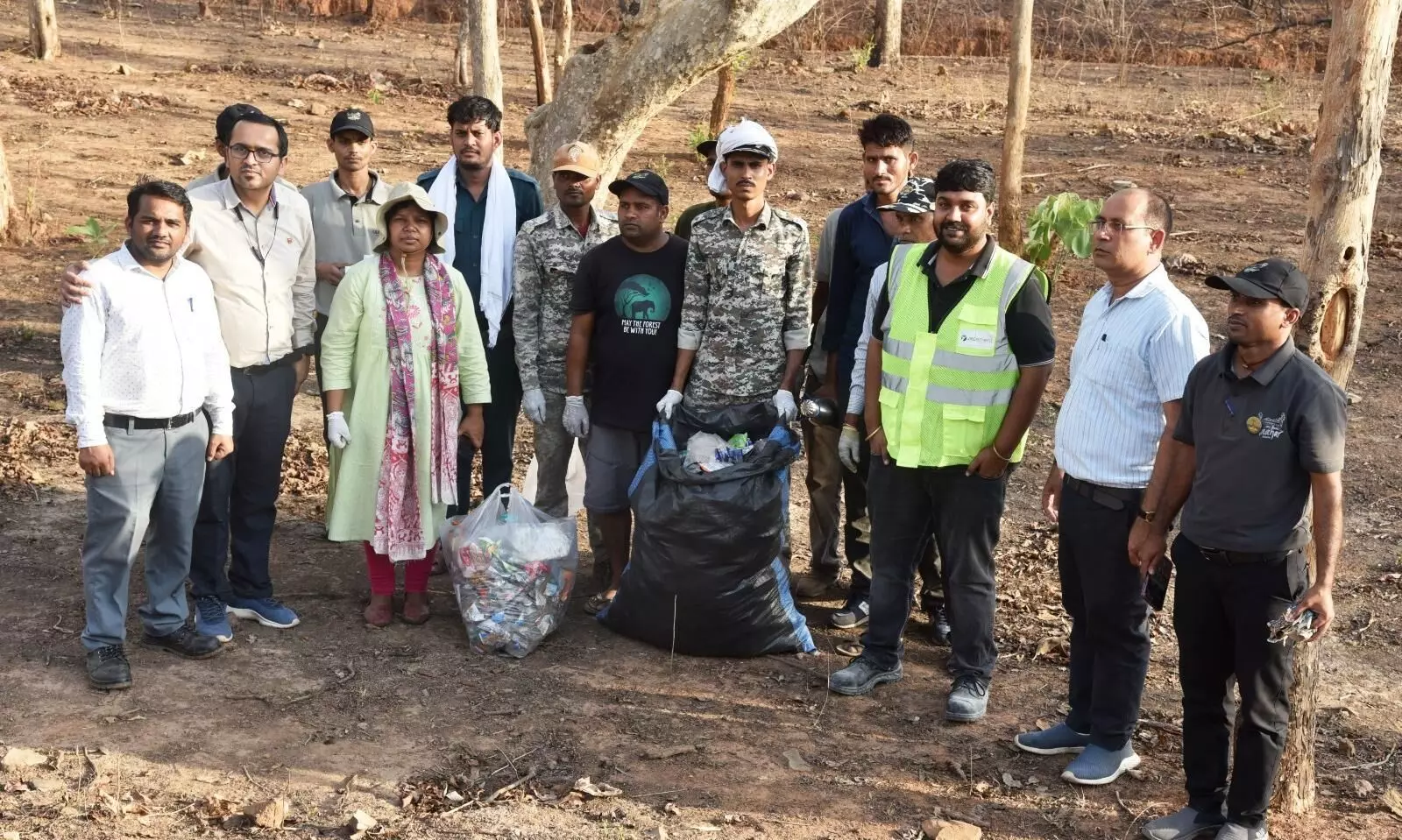 अंतराष्ट्रीय जैव विविधता दिवस पर चलाया गया सफाई अभियान अंतराष्ट्रीय जैव विविधता दिवस पर चलाया गया सफाई अभियान