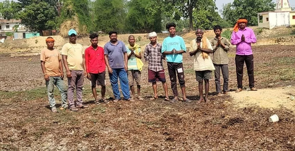 जिला मुख्यालय से सटे गांव में तालाब सूखा, बैगा आदिवासी पानी के लिए परेशान जिला मुख्यालय से सटे गांव में तालाब सूखा, बैगा आदिवासी पानी के लिए परेशान