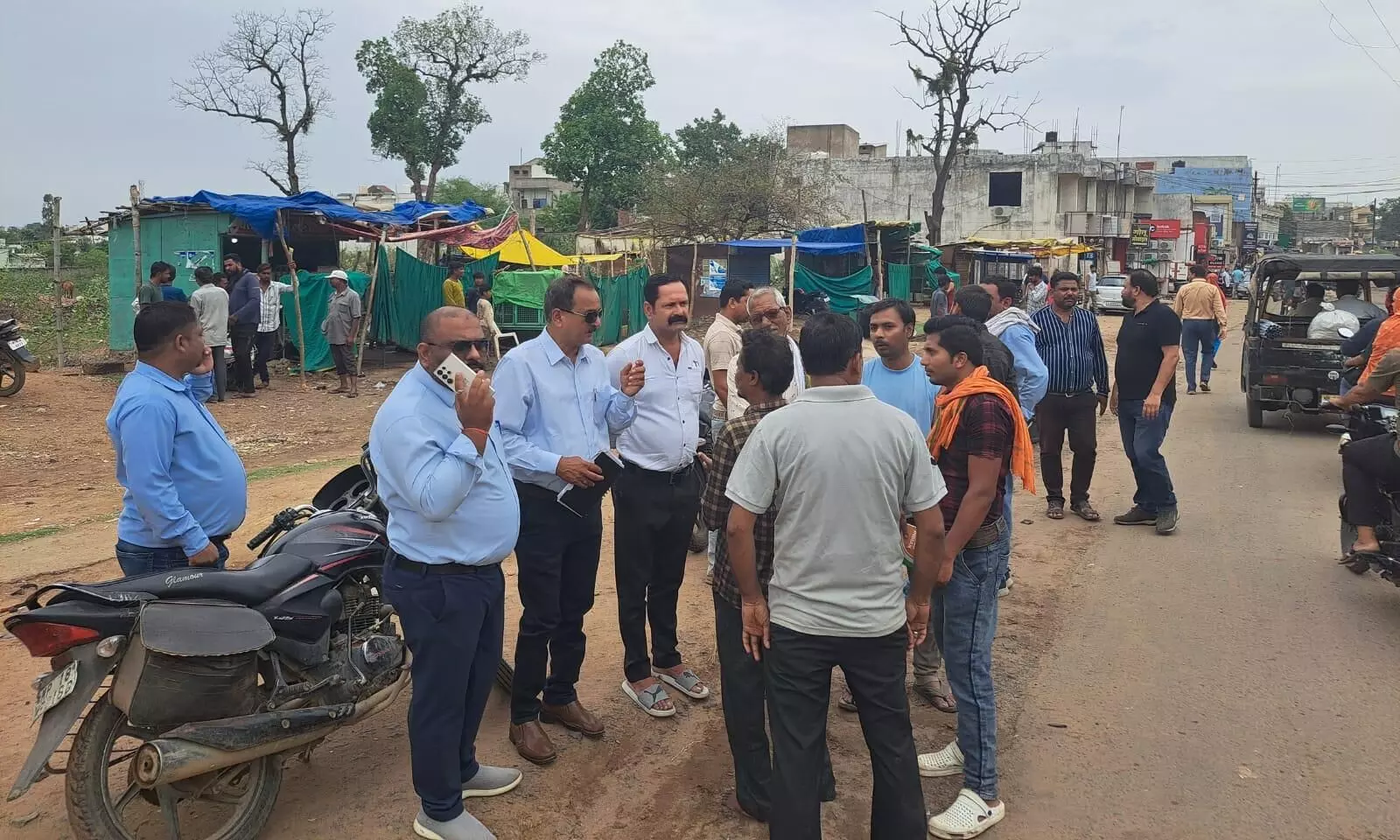 मुख्यमंत्री के निर्देश के बाद भी खुले में मांस की दुकान, बिक्री की अनुमति लेकर काटने लगे मांस मुख्यमंत्री के निर्देश के बाद भी खुले में मांस की दुकान, बिक्री की अनुमति लेकर काटने लगे मांस