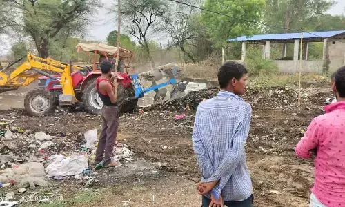 मुक्तिधाम में अतिक्रमण को लेकर किया धरना-प्रदर्शन मुक्तिधाम में अतिक्रमण को लेकर किया धरना-प्रदर्शन