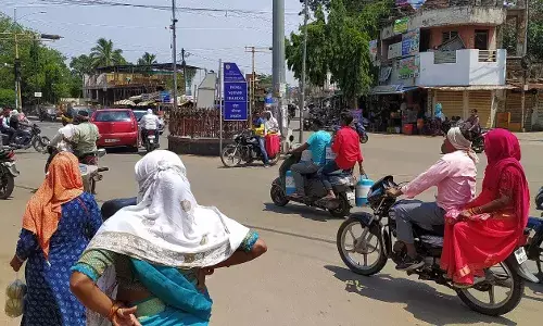 बंद पड़े सिग्नल यातायात में बड़ी बाधा, शहर की अराजक व्यवस्था को लेकर नगरपालिका व यातायात बने उदासीन बंद पड़े सिग्नल यातायात में बड़ी बाधा, शहर की अराजक व्यवस्था को लेकर नगरपालिका व यातायात बने उदासीन