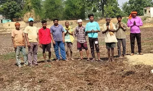 जिला मुख्यालय से सटे गांव में तालाब सूखा, बैगा आदिवासी पानी के लिए परेशान जिला मुख्यालय से सटे गांव में तालाब सूखा, बैगा आदिवासी पानी के लिए परेशान