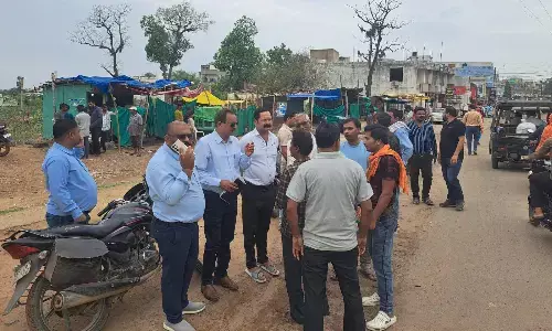 मुख्यमंत्री के निर्देश के बाद भी खुले में मांस की दुकान, बिक्री की अनुमति लेकर काटने लगे मांस मुख्यमंत्री के निर्देश के बाद भी खुले में मांस की दुकान, बिक्री की अनुमति लेकर काटने लगे मांस