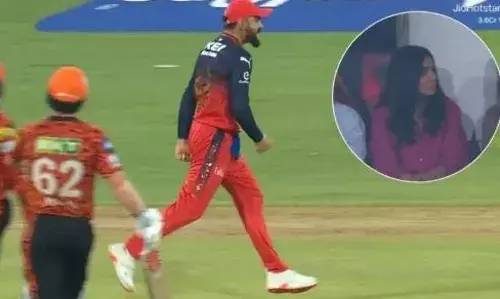 हेड के आउट होने पर किंग कोहली ने दिया जोरदार रिएक्शन, विराट की दहाड़ पर पत्नी अनुष्का ने दी आकर्षक मुस्कान