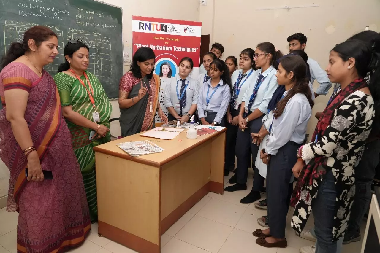 रबीन्द्रनाथ टैगोर विश्वविद्यालय में “प्लांट हर्बेरियम तकनीक” पर एक दिवसीय कार्यशाला का सफल आयोजन रबीन्द्रनाथ टैगोर विश्वविद्यालय में “प्लांट हर्बेरियम तकनीक” पर एक दिवसीय कार्यशाला का सफल आयोजन
