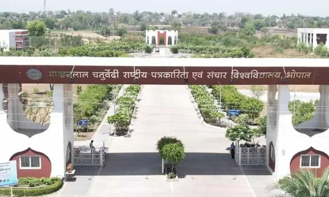 MCU प्रशासन की कार्यप्रणाली पर सवाल, RTI जवाब देने में कथित लापरवाही, NSUI विवि प्रभारी तनय शर्मा ने कहा- राज्य सूचना आयोग में करेंगे शिकायत MCU प्रशासन की कार्यप्रणाली पर सवाल, RTI जवाब देने में कथित लापरवाही, NSUI विवि प्रभारी तनय शर्मा ने कहा- राज्य सूचना आयोग में करेंगे शिकायत