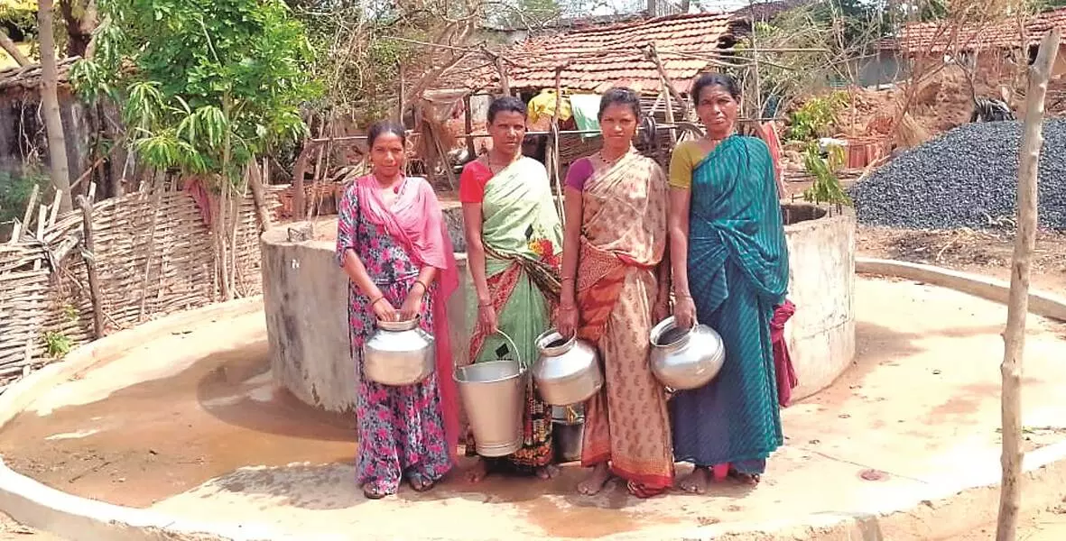 जलसंकट से जूझ रहा गड़चिरोली , तीन कि.मी.से ढोकर लाना पड़ रहा पानी जलसंकट से जूझ रहा गड़चिरोली , तीन कि.मी.से ढोकर लाना पड़ रहा पानी