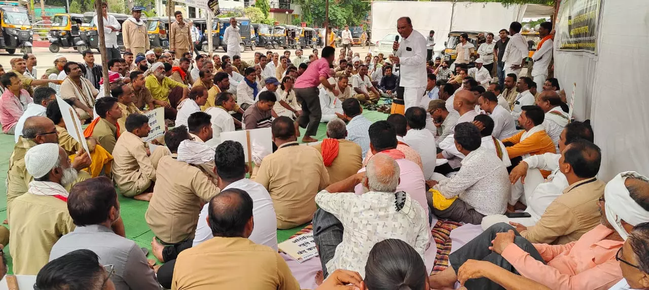 नागपुर में ई-बाइक टैक्सी के विरोध में हस्ताक्षर अभियान नागपुर में ई-बाइक टैक्सी के विरोध में हस्ताक्षर अभियान