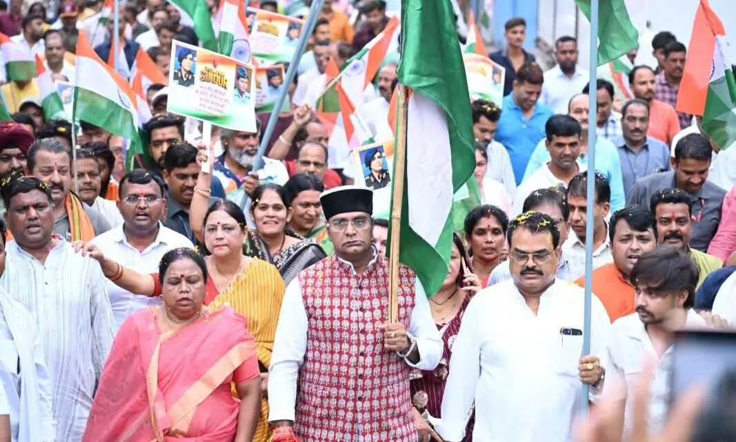 ऑपरेशन सिंदूर की ऐतिहासिक सफलता पर तिरंगामय हुई नरेला विधानसभा, मंत्री विश्वास कैलाश सारंग के नेतृत्व में निकली विशाल तिरंगा यात्रा ऑपरेशन सिंदूर की ऐतिहासिक सफलता पर तिरंगामय हुई नरेला विधानसभा, मंत्री विश्वास कैलाश सारंग के नेतृत्व में निकली विशाल तिरंगा यात्रा