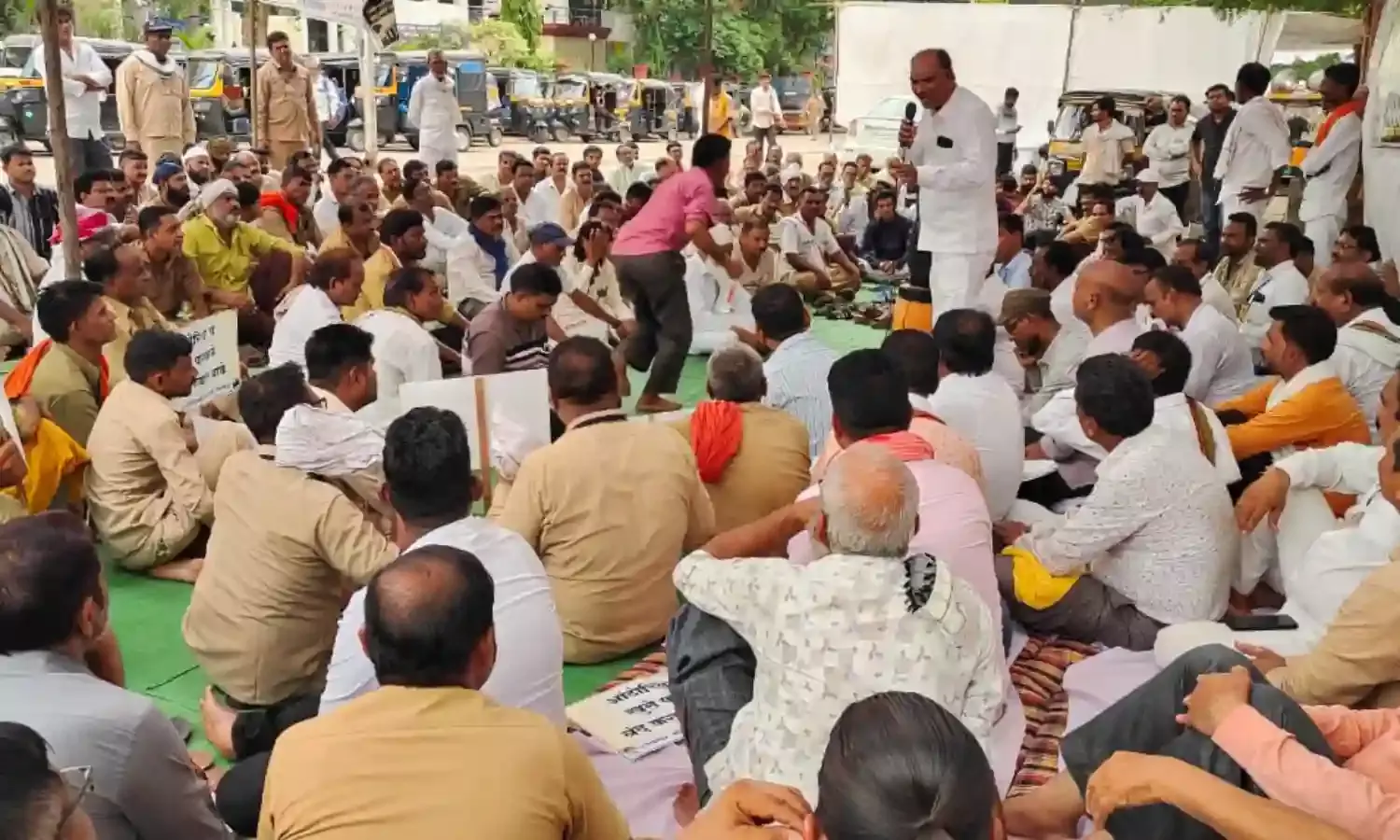 नागपुर में ई-बाइक टैक्सी के विरोध में हस्ताक्षर अभियान
