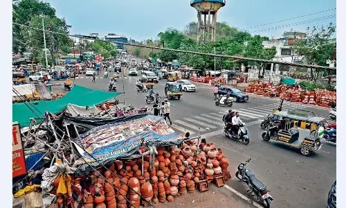 त्रिपुरी की सड़क परफाॅर्मेंस के चक्कर में सिक्सलेन से हुई बाहर त्रिपुरी की सड़क परफाॅर्मेंस के चक्कर में सिक्सलेन से हुई बाहर