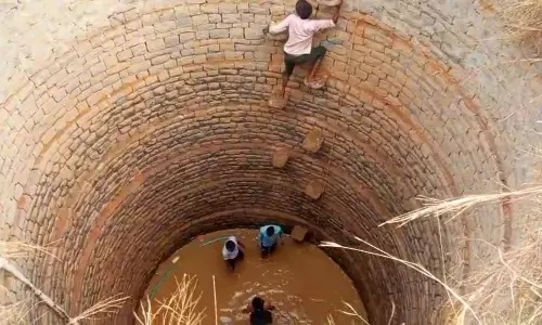 तीस फीट कुयें में गिरा नवयुवक, बाल-बाल बचा तीस फीट कुयें में गिरा नवयुवक, बाल-बाल बचा