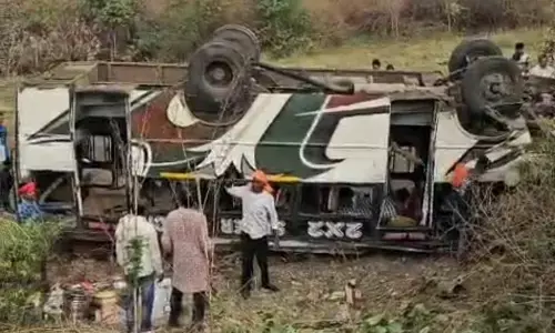 भीषण हादसा..बारातियों से भरी बस पलटी, पिता-पुत्र की मौत, 29 घायल भीषण हादसा..बारातियों से भरी बस पलटी, पिता-पुत्र की मौत, 29 घायल