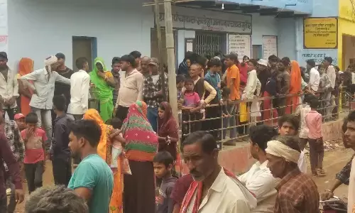 आधार कार्ड बनवाने पहुंचे सैकड़ों की संख्या में लोग, भीड़ को देख पुलिस ने किया सहयोग आधार कार्ड बनवाने पहुंचे सैकड़ों की संख्या में लोग, भीड़ को देख पुलिस ने किया सहयोग