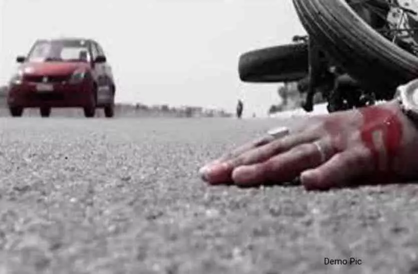 ट्रक के पीछे से टकराई बाइक, मामा-भांजे सहित 3 की मौत ट्रक के पीछे से टकराई बाइक, मामा-भांजे सहित 3 की मौत