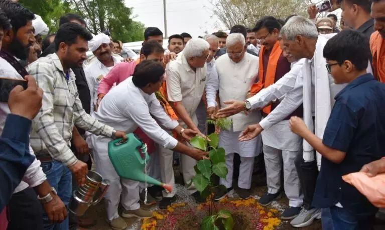 वनों को समाप्त करने का दुष्परिणाम है, जलवायु परिवर्तन- राज्यपाल मंगुभाई पटेल, कहा- वर्तमान समय में मौसम के बदलते स्वरूप के लिए पेड़ लगाना अत्यंत आवश्यक है वनों को समाप्त करने का दुष्परिणाम है, जलवायु परिवर्तन- राज्यपाल मंगुभाई पटेल, कहा- वर्तमान समय में मौसम के बदलते स्वरूप के लिए पेड़ लगाना अत्यंत आवश्यक है