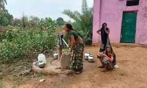 भीषण गर्मी में हैंडपंप से पानी ढोने को मजबूर लोग, रैपुरा के ग्राम हरदुआ रावजू का मामला