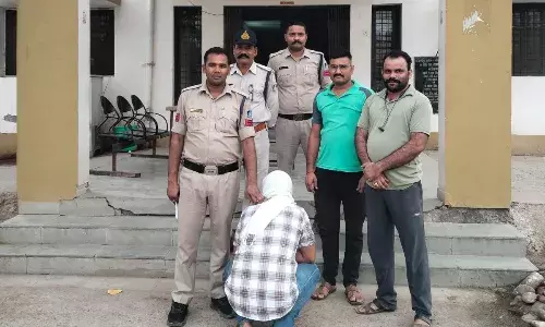 अमानगंज पुलिस ने कार से अवैध शराब ले जाते हुए आरोपी को पकडा, १६ पेटी शराब सहित कार जप्त