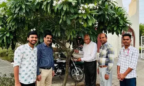 बेजुबान पक्षियों और राहगीरों को आसरा बना एमसीयू, ओमकार अवस्थी के नेतृत्व में हिन्दी परिवार ने लगाए सकोरे और नि:शुल्क प्याऊ