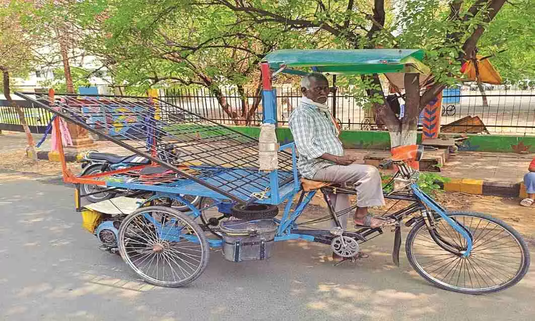 जुगाड़ का कमाल - रिक्शा चालक ने इनोवेशन से बदल ली जिंदगी, जीवन को बनाया आसान जुगाड़ का कमाल - रिक्शा चालक ने इनोवेशन से बदल ली जिंदगी, जीवन को बनाया आसान