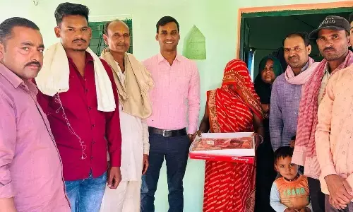 डीएसपी संतोष पटेल ने शुरू की नई पहल, अपने गांव के किसी भी युवक के शासकीय सेवा में पहुंचने पर उनके माता-पिता का कर रहे सम्मान