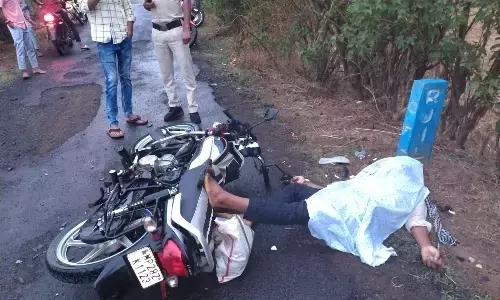 दो बाइकों की भिड़ंत, पति की मौत, पत्नी-बच्चे घायल, दमुआ के हरियाढाना के समीप हुआ हादसा दो बाइकों की भिड़ंत, पति की मौत, पत्नी-बच्चे घायल, दमुआ के हरियाढाना के समीप हुआ हादसा