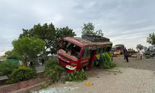 बस अनियंत्रित होकर डिवाइडर से टकराई, एक मौत बस अनियंत्रित होकर डिवाइडर से टकराई, एक मौत