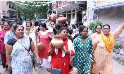 दिल्ली में आप पार्टी की महिला विंग ने प्रदर्शन कर बीजेपी सरकार के खिलाफ जमकर नारेबाजी की