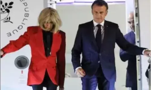 फ्रांस के राष्ट्रपति इमैनुएल मैक्रों को पत्नी ने मारा थप्पड़! सोशल मीडिया पर जमकर वायरल हो रहा वीडियो