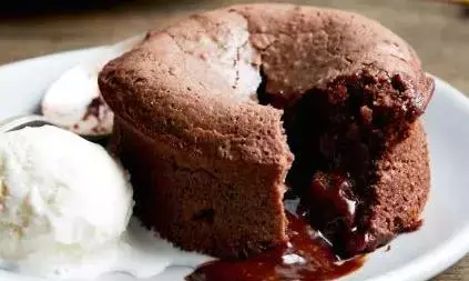 मिनटों में बनाएं बच्चों का पसंदीदा चोको लावा कप केक, इतना सॉफ्ट की मुंह में रखते ही पिघल जाए