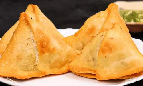 बारिश में हो रही है समोसा खाने की क्रेविंग, तो घर पर ही बनाएं मार्केट जैसे क्रिस्पी और टेस्टी समोसे, यहां जानें रेसिपी के साथ कुछ टिप्स एंड ट्रिक्स