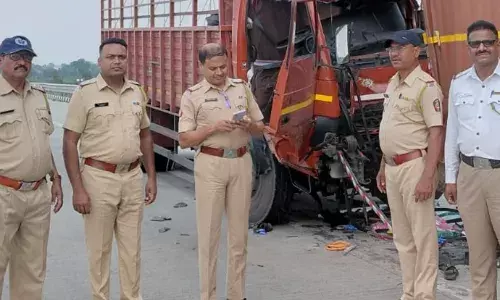 समृद्धि महामार्ग पर दो वाहन अपस में भिड़े, 2 की मौत