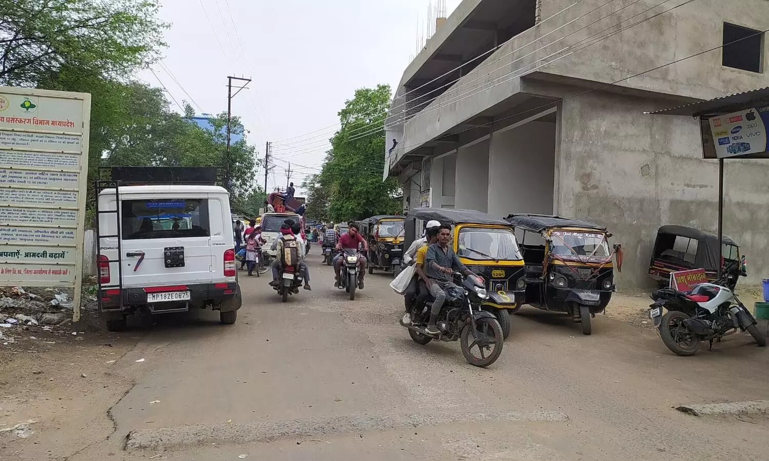 शहर के प्रमुख चौराहे और भीड़ भाड़ वाले इलाके में जगह-जगह बने अघोषित वाहन स्टैंड शहर के प्रमुख चौराहे और भीड़ भाड़ वाले इलाके में जगह-जगह बने अघोषित वाहन स्टैंड