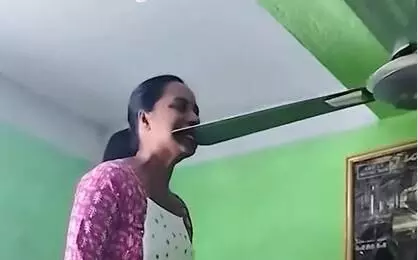 हाथ और डंडे से नहीं बल्कि मुंह से ही रोक दिया चलता हुआ पंखा, सोशल मीडिया पर वीडियो हो रहा वायरल हाथ और डंडे से नहीं बल्कि मुंह से ही रोक दिया चलता हुआ पंखा, सोशल मीडिया पर वीडियो हो रहा वायरल