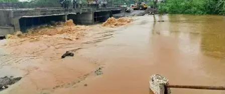 बीड जिले में बेमौसम बारिश का कहर, खेत में पानी जमा होने से किसान हो रहे परेशान बीड जिले में बेमौसम बारिश का कहर, खेत में पानी जमा होने से किसान हो रहे परेशान