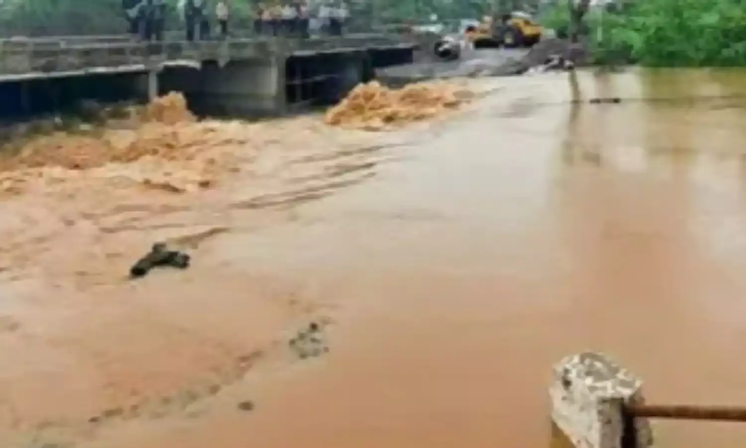 बीड जिले में बेमौसम बारिश का कहर, खेत में पानी जमा होने से किसान हो रहे परेशान